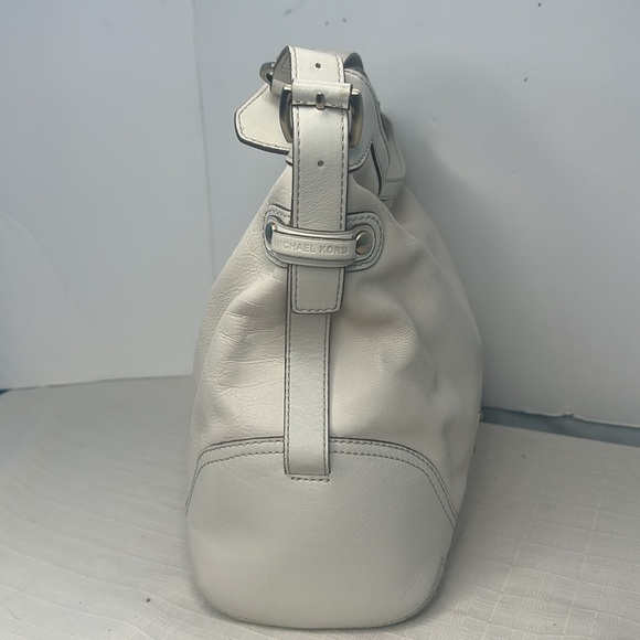 Large Michael Michael Kors  hobo in ivory pebbled leather. - Picture 5 of 11